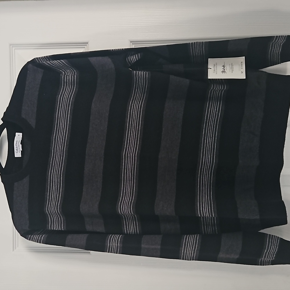 NEW. CALVIN KLEIN EXTRA FINE ITALIAN MERINO SWEATER